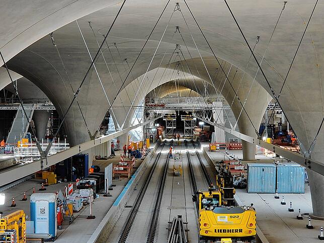 Mit seinen geschwungenen Betonbögen erinnert der Bahnhof an eine Kathedrale.