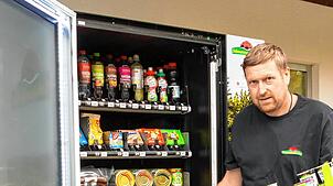 Landwirt Daniel Stritt befüllt den 24-Stundenautomaten in Rothaus. Foto: Wilfried Dieckmann