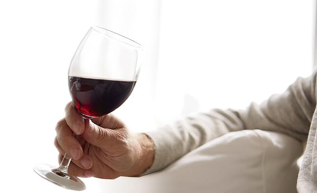 Ist ein Bier oder ein Glas Wein am Abend schädlich, gesundheitsförderlich oder weder noch?  Positiven Effekten im Herz-Kreislauf-System ...