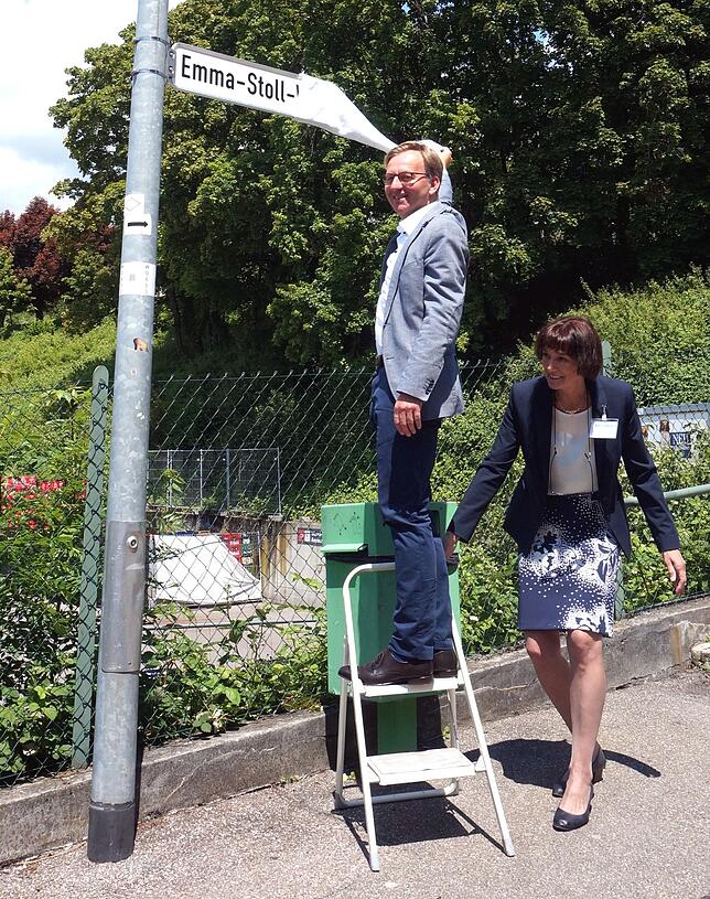 Die Enthüllung: Oberbürgermeister Philipp Frank zieht die Hülle vom Straßenschild, mit dem die Mühlebergsteige in Emma-Stoll-Weg ...