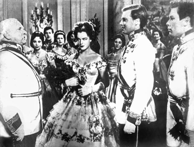 Romy Schneider als Kaiserin Elisabeth neben Karlheinz Böhm in der Rolle des Ehemanns, Kaiser Franz Joseph von Österreich.
