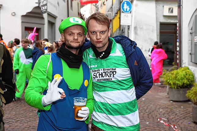 Bild 7: Buntes Treiben in den Gassen &ndash; Narren erobern bei der Straßenfastnacht die Stadt