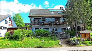 Ein Schandfleck wird wieder schön. An einem Haus an der Hauptstraße in Schönwald wird fleißig gearbeitet. Der Wildwuchs ist schon ...