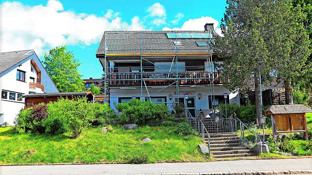 Ein Schandfleck wird wieder schön. An einem Haus an der Hauptstraße in Schönwald wird fleißig gearbeitet. Der Wildwuchs ist schon ...
