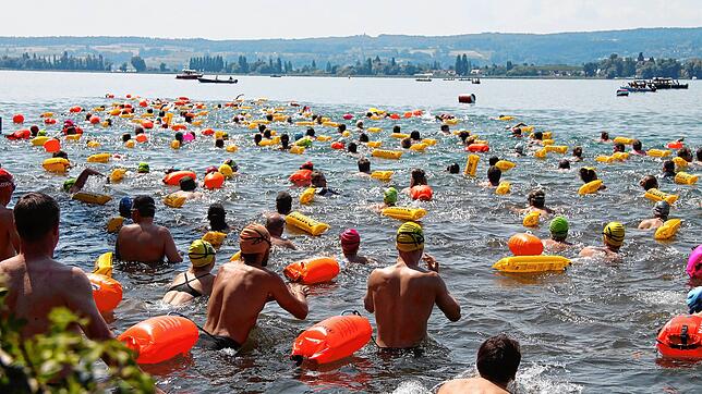 Über 200 Schwimmerinnen und Schwimmer nahmen am Gnadenseeschwimmen in Allensbach teil und absolvierten die 1500 Meter lange Strecke vor ...