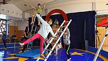 Bei der Leiterakrobatik sind zum Glück alle Kinder schwindelfrei. In der Manege klettern und turnen sie im Team. Beim Zirkusprojekt der ...