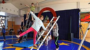 Bei der Leiterakrobatik sind zum Glück alle Kinder schwindelfrei. In der Manege klettern und turnen sie im Team. Beim Zirkusprojekt der ...