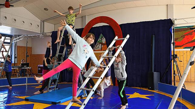 Bei der Leiterakrobatik sind zum Glück alle Kinder schwindelfrei. In der Manege klettern und turnen sie im Team. Beim Zirkusprojekt der ...
