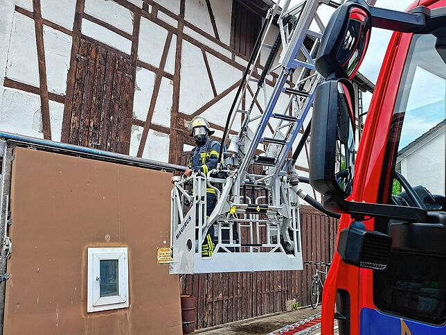 Atemschutzträger werden per Drehleiter zum Brandherd gehoben. Wegen unklarer Verhältnisse im Gebäudeinneren wurde auch der Gerätewagen ...