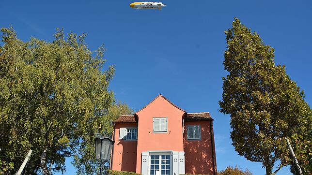 Moderne Technik und historisches Anwesen: der Zeppelin NT fliegt über das soeben wiedereröffnete Refugium der Dichterin Annette von ...