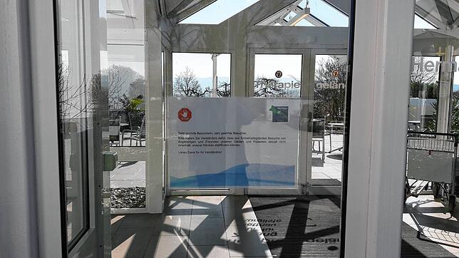 Stopp-Schild in der Mettnaukur: Die Besucher müssen draußen bleiben, aber auch viele Patienten kommen nicht.