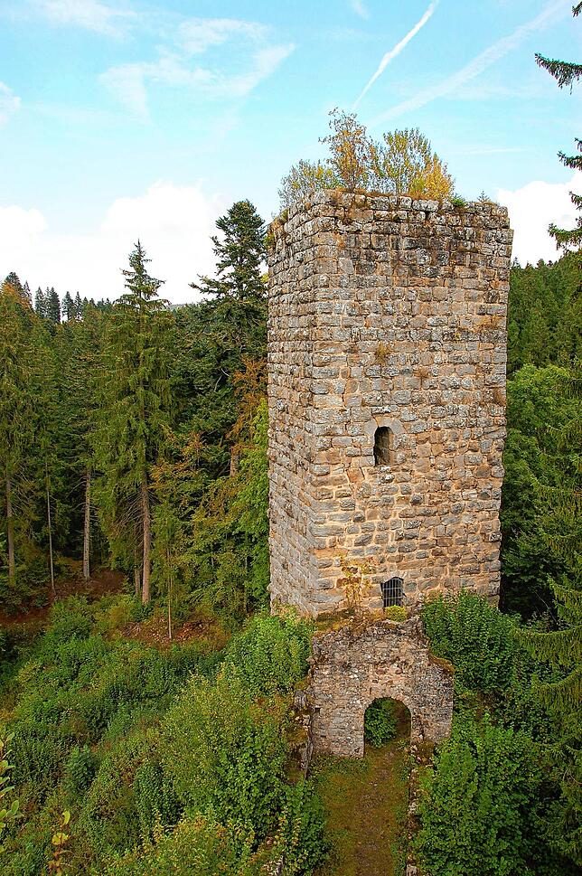 Blick auf den Nordturm (Weißenburg) der Burg Roggenbach.