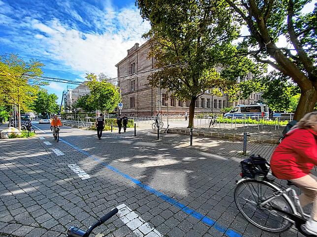 Vorm Humboldt-Gymnasium kontrollierten die Polizisten Radler.