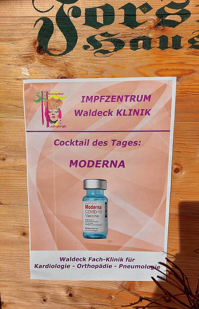 Cocktailkarte zum Schmunzeln: An diesem Tag wird Im Hotel Waldeck vornehmlich der Impfstoff von Moderna „serviert“.