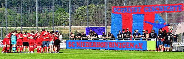 Bild 10: SV Niederhof steigt nach 3:2-Sieg bei der SG Ebnet in die Verbandsliga auf &ndash; und wir haben Bilder!