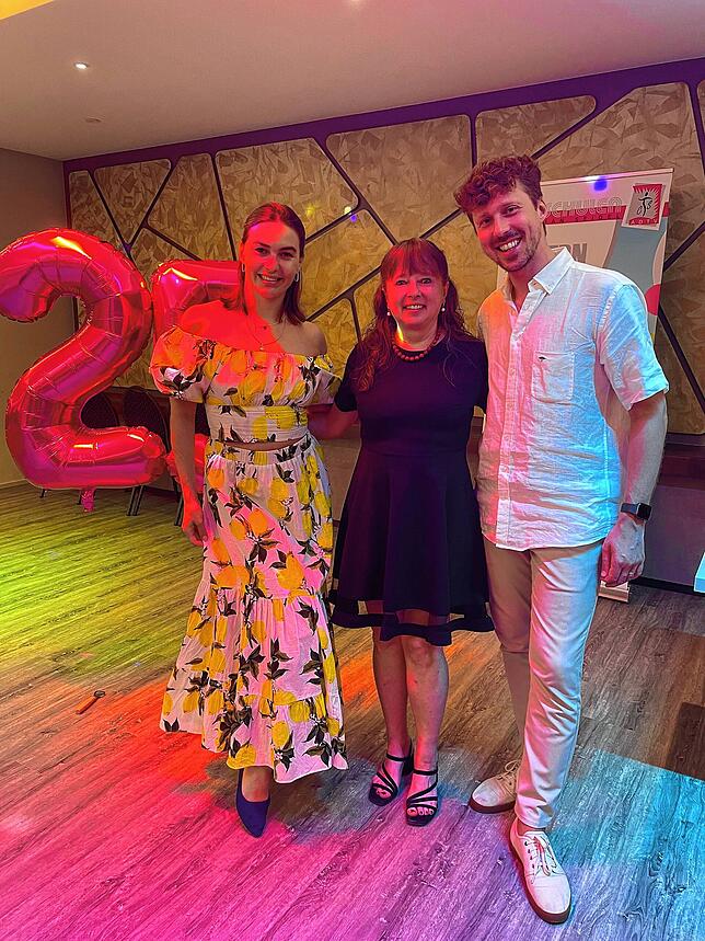 Die „Let‘s Dance“-Stars Renata (links) und Valentin Lusin am Rande ihres Auftritts in Singen mit SÜDKURIER-Mitarbeiterin Carmen Biehler.