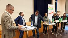 Den Verkehr im Blick: Das Podium in Stein mit (von links) Fabian Hägler, Chefredakteur der Aargauer Zeitung, und den Politikern Alfons ...