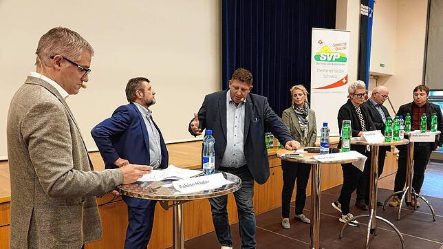 Den Verkehr im Blick: Das Podium in Stein mit (von links) Fabian Hägler, Chefredakteur der Aargauer Zeitung, und den Politikern Alfons ...