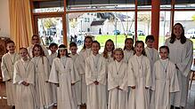 Im Hildegard-Strohm-Stüble versammelten sich die 14 Erstkommunionkinder unterstützt von Angela Fürderer (rechts) und der seit ...