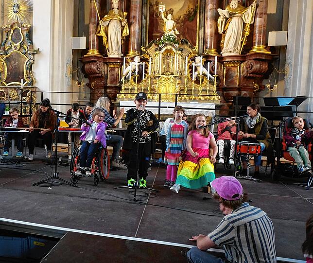 Voller Einsatz: Die Schülerband der Wutach-Schule Tiengen singt sich unter der Leitung von Florian Boger mit „We will rock you“ in die ...