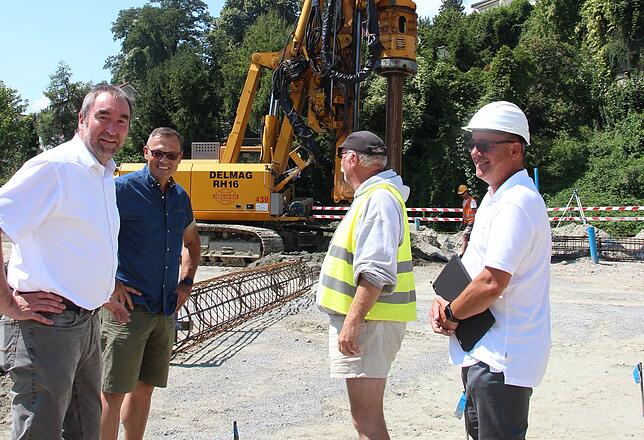 Auf der Baustelle: (von links) Norbert Schültke (Leiter Mobilität beim Stadtwerk am See), Maximilian Adler (Leiter Hochbau Stadtwerk am ...