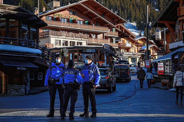 Kurz vor Weihnachten 2020: In Verbier (Kanton Wallis) überwachen Schweizer Polizisten die Einhaltung von Corona-Maßnahmen in den ...