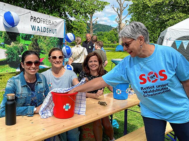Was ist im Eimer drin? Eine Unterwasser-Fühlstation bot der Verein Pro Freibad Waldshut.
