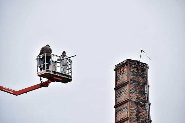 Das Nest ist weg, aber die Arbeit noch nicht ganz beendet. Hier fahren die beiden nochmal an den Kamin ran. Andreas Mauch hält die erste ...