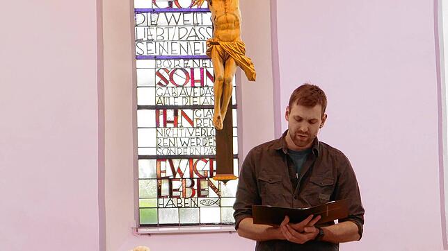 Der neue Prädikant Sascha Bumb am Rogate-Sonntag beim Gottesdienst in der Oberbaldinger Kirche. Foto: Jörg-Dieter Klatt