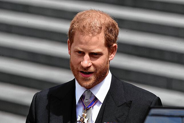 Der britische Prinz Harry verlässt am zweiten Tag der Feierlichkeiten zum Platinjubiläum der Queen die St. Paul‘s Cathedral in London.