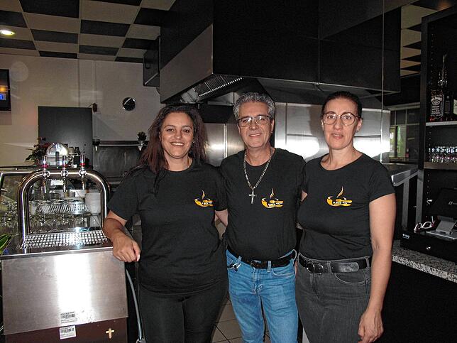 Helia und Joao Pires wagen mit ihrer Köchin Lurdes Fernandes (von links) mit einem portugiesischen Café und Restaurant in den ...