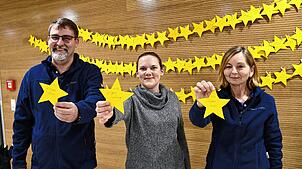 Andreas Fluck, Sabine Lämmlin-Ficht und Martina Franke-Rothfuchs (von links) vor den Sternenketten mit den Wünschen der ...