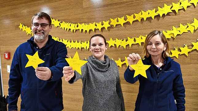 Andreas Fluck, Sabine Lämmlin-Ficht und Martina Franke-Rothfuchs (von links) vor den Sternenketten mit den Wünschen der ...