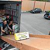 Jens Keller (links) und János Fehérvári verstauen die Hilfsgüter im Auflieger des Sattelzugs.