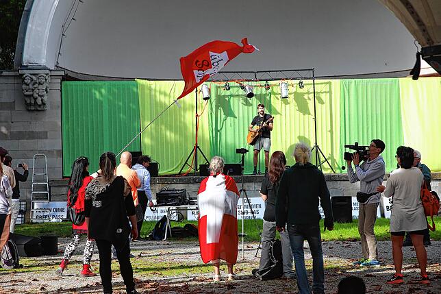 Bild 1: Corona- und Impfskeptiker im Stadtgarten, Autokorso-Start auf dem Döbele: Chronologie eines ruhigen Demo-Wochenendes in Konstanz