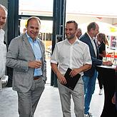 Bürgermeisterin Alexandra Kipp mit Prinoth-Vorstandschef Klaus Tonhäuser (2. von links) sowie den Geschäftsführern in ...