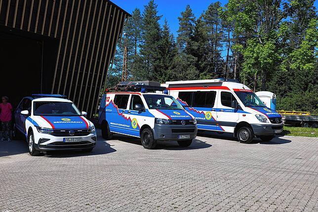 Die Bergwacht präsentiert ihre Einsatzfahrzeuge. Für diese gibt es nun genug Unterstellmöglichkeiten – damit müssen sie im Winter ...