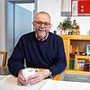 Pfarrer Ulrich Sickinger in seiner Wohnung im Waldshuter Pfarrhaus – er feiert am Pfingstsonntag sein Silbernes Priesterjubiläum.