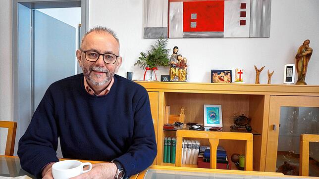 Pfarrer Ulrich Sickinger in seiner Wohnung im Waldshuter Pfarrhaus – er feiert am Pfingstsonntag sein Silbernes Priesterjubiläum.