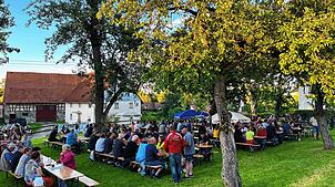 Nach anfänglichem Regen können die Gäste ihr Gartenfest doch noch auf der Streuobstwiese neben dem Rosenbachsaal feiern. Bilder: Bernd ...