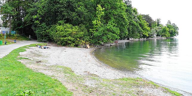 In der Schmugglerbucht kann der gewohnte Badebetrieb stattfinden. Das Wasser hat sich zurückgezogen, sodass der Strand wieder frei liegt.