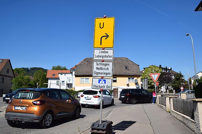 Der Verkehr fließt hier auf der Umleitung von der Industriestraße in die Goethestraße (B&nbsp;31-alt)