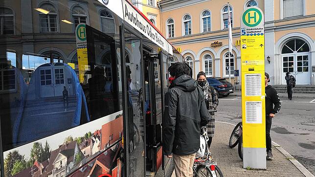 Zum Schutz der Fahrer ist der Einstieg in die Busse nur an der hinteren Tür erlaubt.
