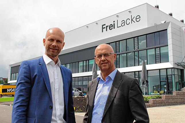 Die Geschäftsführer Rainer (links) und Hans-Peter Frei stehen im August 2019 vor dem neuen Gebäude von Freilacke auf dem Firmenareal in ...