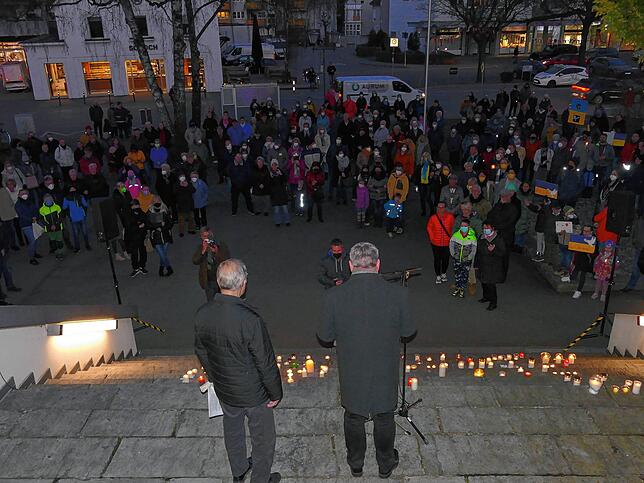 Willi Waibel (links) und Bürgermeister Ralf Baumert (rechts) verurteilen den Angriff auf die Ukraine und rufen zu Solidarität auf.