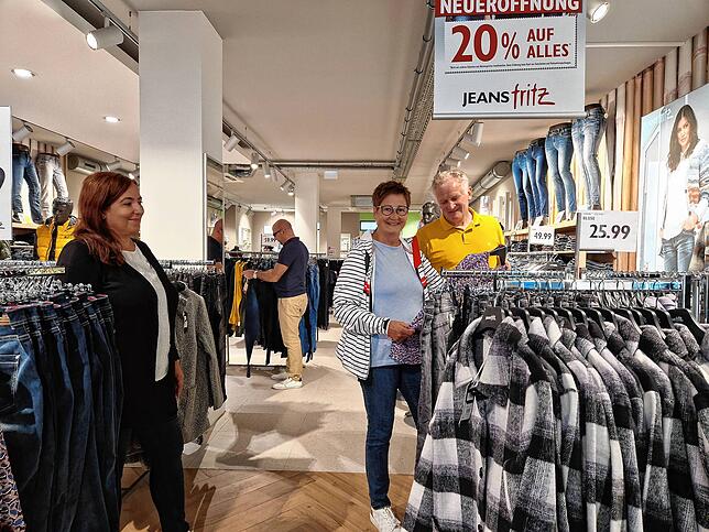 Shoppen in Friedrichshafen? Das finden Iris und Klaus Puschmann aus dem Hunsrück (rechts) gar nicht so übel. Im neu eröffneten ...