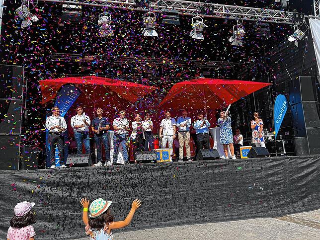 Am Freitagnachmittag fiel die Stadtfest-Eröffnung im Konfetti-Regen (von links): Alexander Endlich (Sparkasse), OB Bernd Häusler, Karl ...