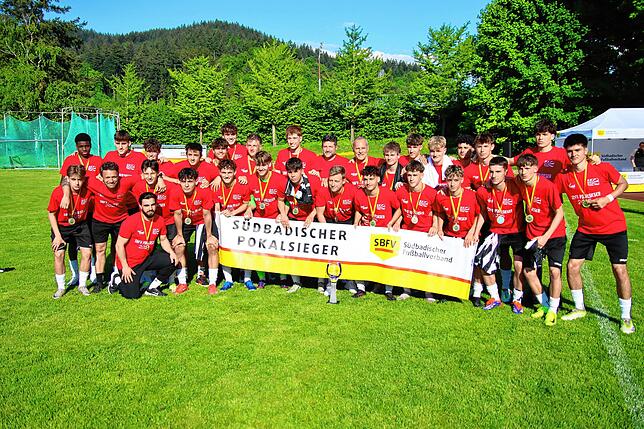 Bild 2: Triumph im SBFV-Pokal für die B-Jugend des FC 08 Villingen: Das sind unsere Bilder!