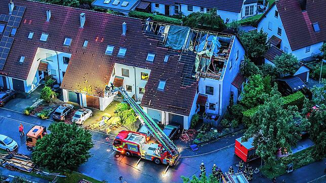 Einsatzkräfte von Feuerwehr sind im Stadtteil Donaustetten im Einsatz, nachdem durch das Unwetter das Dach eines Reihenhauses stark ...