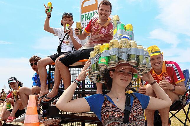 Bild 1: Bier-Yoga und Pfandflaschen-Party beim Southside 2025: Das sind die besten Bilder vom Samstagvormittag